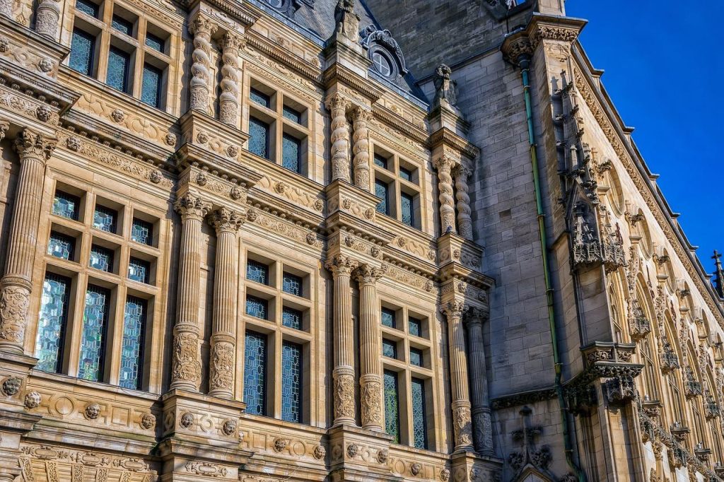 Ingang gemeentehuis in Groningen met informatie over diensten en openingstijden