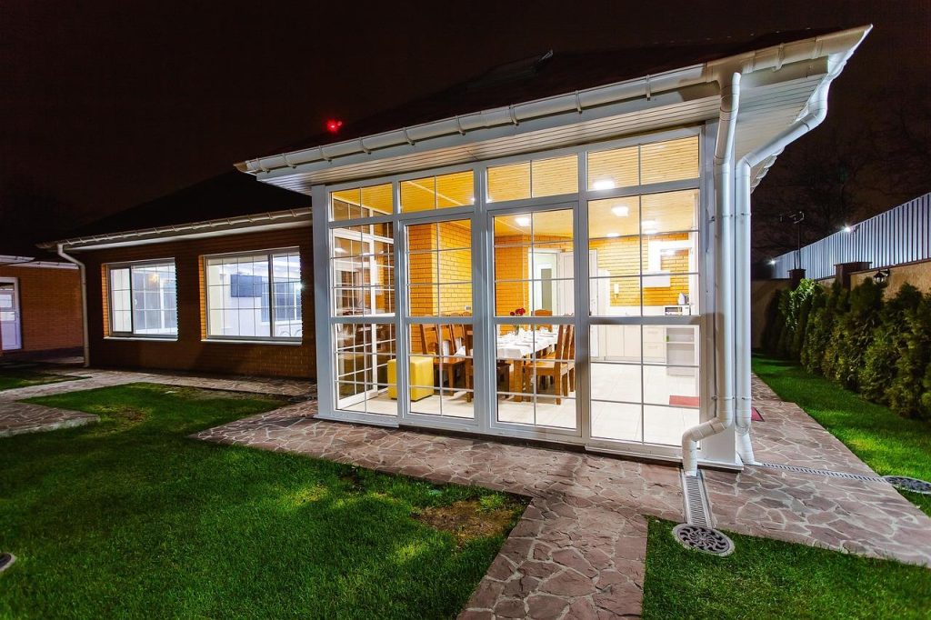 Moderne buitenparadijs met comfortabele zithoek, groenvoorziening en veranda voor beschutting tegen de elementen