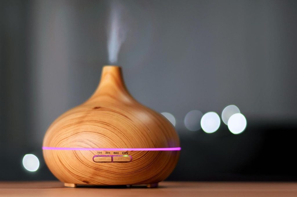 Drie populaire items om je huis lekker te laten ruiken: geurkaarsen, geurstokjes en interieursprays