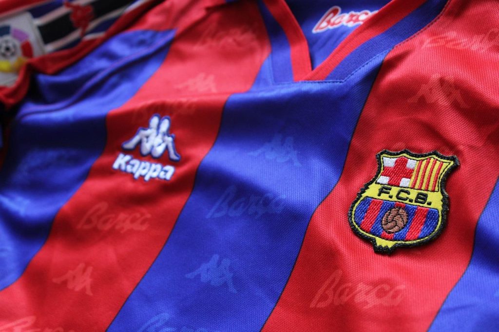 Blaugrana merchandise collectie met FC Barcelona thuisshirts, accessoires en retro items voor fans