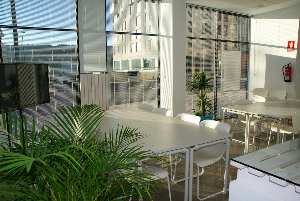 Professionele bijeenkomstlocatie waar Van plan naar praktijk werkelijkheid wordt met moderne inrichting