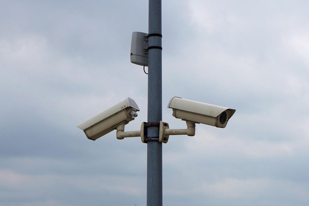 Slimme veiligheid en beveiligingstechnologie voor een professionele en veilige werkomgeving met toegangscontrole en camerasys